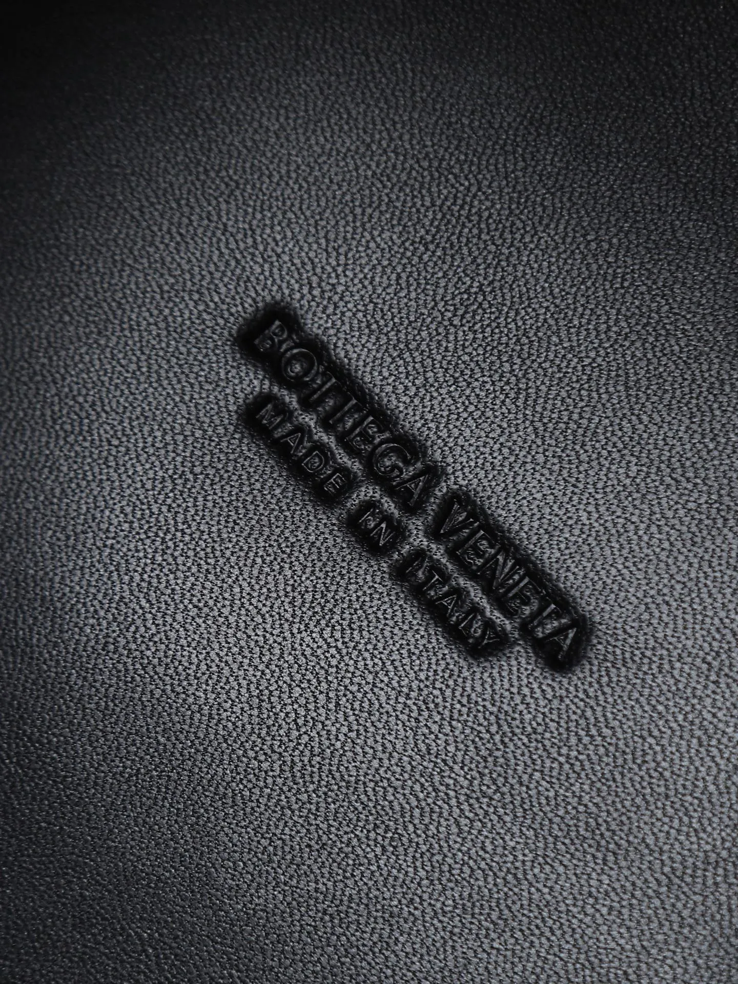 1300. BV's new intrecciato woven leather shoulder bag 🪂 835921 comes with a detachable diagonal shoulder strap and comes with a mini bag inside. The appearance retains the unique design of BV woven leather. The parachute bag is a bag that makes people fall in love before seeing the real thing. The small golden knot embellishment is full of simple and high-end sense to meet your needs in different occasions. Size: 29.5X18.5X17.5cm